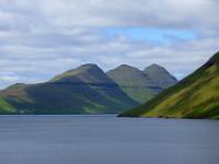 Blick an Insel Kunoy vorbei auf Insel Kalsoy_Insel Borðoy